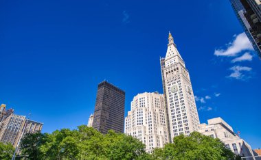 New York - Haziran 2013: Güneşli bir günde şehir sokakları ve binalar.
