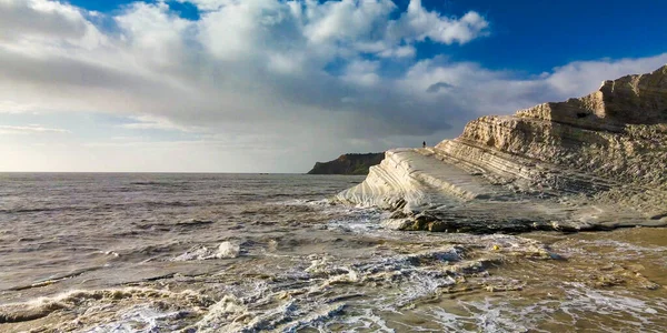 Türklerin Merdivenleri 'nin havadan görünüşü. Scala dei Turchi, İtalya 'nın Sicilya eyaletinin güney kıyısında kayalık bir uçurumdur.