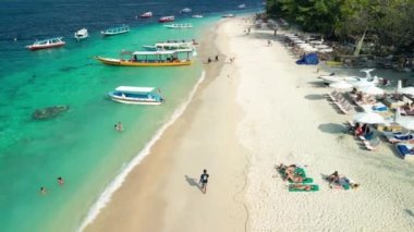 Güneşli bir günde, Endonezya 'nın Gili Trawangan kıyı şeridinin inanılmaz hava manzarası.