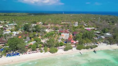 Güneşli bir günde, Endonezya 'nın Gili Trawangan kıyı şeridinin inanılmaz hava manzarası.