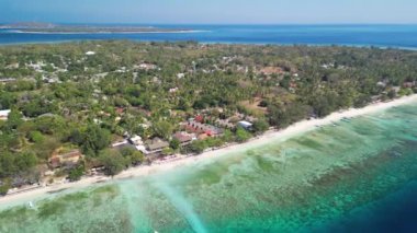 Güneşli bir günde, Endonezya 'nın Gili Hava Sahil Hattı' nın inanılmaz hava manzarası.