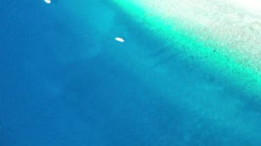 Güneşli bir günde, Endonezya 'nın Gili Hava Sahil Hattı' nın inanılmaz hava manzarası.