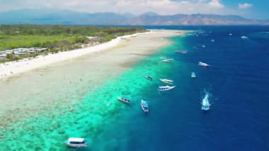 Güneşli bir günde, Endonezya 'nın Gili Meno kıyı şeridinin inanılmaz hava manzarası.