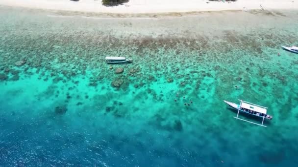 晴れた日のインドネシアのギリメノー海岸の素晴らしい空中ビュー — ストック動画