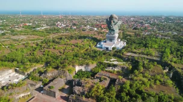 Geweldige Luchtfoto Van Patung Garuda Wisnu Kencana Bali Indonesië — Stockvideo