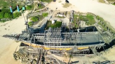Bali, Endonezya 'daki Melasti Ungasan Sahili ve Batık Gemi manzarası