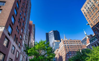 New York - Haziran 2013: Güneşli bir günde şehir sokakları ve binalar.