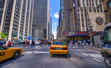 New York - Haziran 2013: Güneşli bir günde şehir sokakları ve binalar.