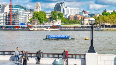 Londra - Eylül 2012: Yaz günü Thames Nehri.