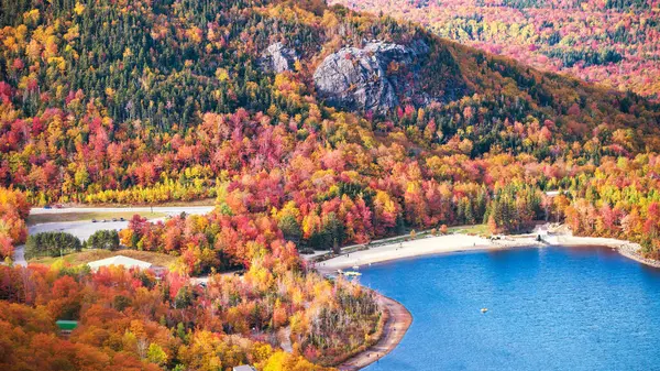 森の中の湖 紅葉シーズン — ストック写真