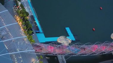 Singapur 'daki Helix Köprüsü' nün gece hava görüntüsü.