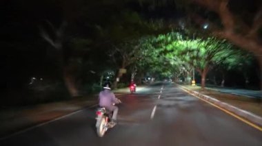 Lombok, Endonezya 'da gece motorsikletler hızlanıyor.