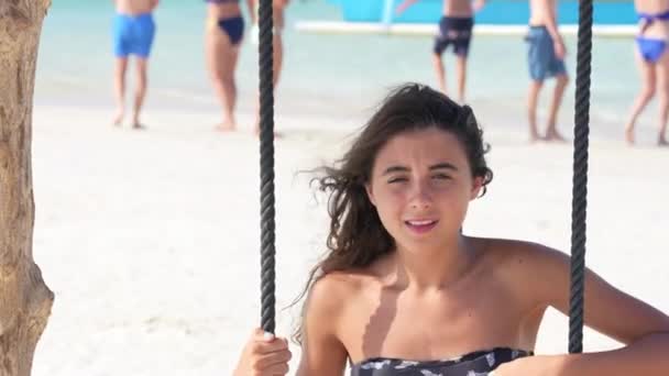 Uma Jovem Relaxante Balanço Uma Bela Praia — Vídeo de Stock