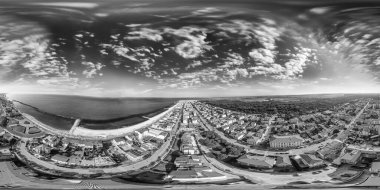 Güneşli bir günde, İtalya 'da Marina di Pisa gökyüzü. Tam küresel dikişsiz panorama 360 derece