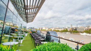 Londra - Eylül 2012: Bir yaz gününde şehir binaları.