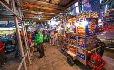 New York Şehri - Haziran 2013: Geceleri şehir sokakları ve binalar.