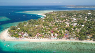 Güneşli bir günde, Endonezya 'nın Gili Hava Sahil Hattı' nın inanılmaz hava manzarası.