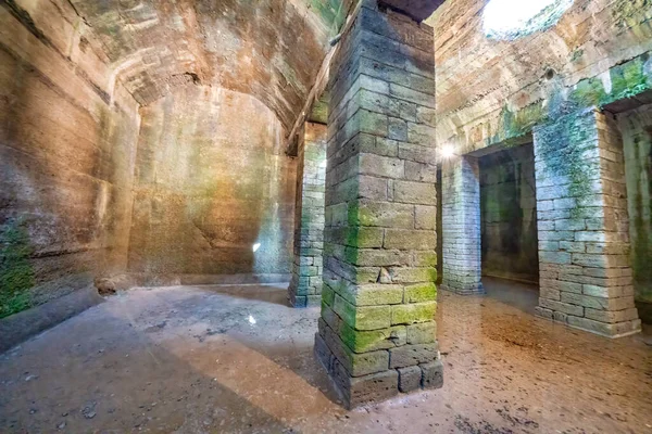 意大利历史小镇伏尔泰拉的古罗马西斯特恩的废墟 水槽被用来储存饮用水 — 图库照片