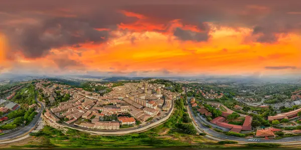 Günbatımında Talya Volterra Hava Silueti Tam Küresel Dikişsiz Panorama 360 — Stok fotoğraf
