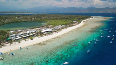 Güneşli bir günde, Endonezya 'nın Gili Meno kıyı şeridinin inanılmaz hava manzarası.