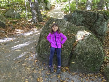 Orman gezisi sırasında dinlenen güzel bir genç kız..