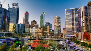 Günbatımında Elisabeth rıhtımından Perth 'in gökyüzü manzarası, Batı Avustralya