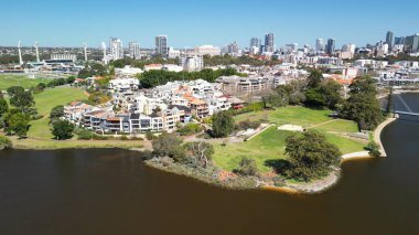 Perth, Avustralya 'daki Matagarup Köprüsü ve Kuğu Nehri' nin havadan görünüşü