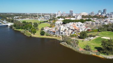 Perth, Avustralya 'daki Matagarup Köprüsü ve Kuğu Nehri' nin havadan görünüşü