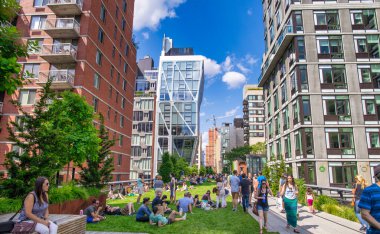 New York - Haziran 2013: High Line turistler için ünlü bir şehir merkezi..