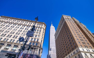 New York - Haziran 2013: Güneşli bir günde şehir sokakları ve binalar.