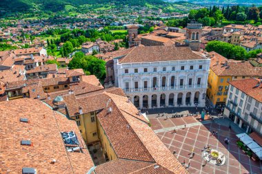 Bergamo, İtalya - 16 Temmuz 2017: Bergamo Alta 'nın ortaçağ caddeleri ve binaları güneşli bir yaz gününde.