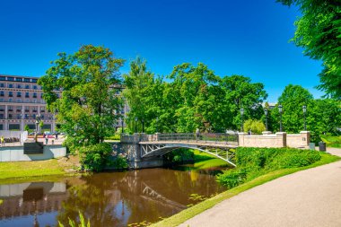 Riga, Letonya - 7 Temmuz 2017: Güneşli bir yaz gününde Riga şehir parkı.