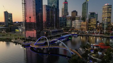 Günbatımında Elisabeth rıhtımından Perth 'in gökyüzü manzarası, Batı Avustralya