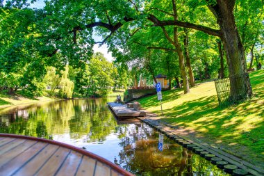 Riga, Letonya - 7 Temmuz 2017: Güneşli bir günde şehir parkı.