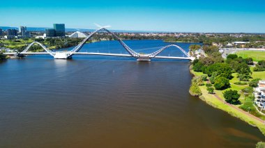 Perth, Avustralya 'daki Matagarup Köprüsü ve Kuğu Nehri' nin havadan görünüşü