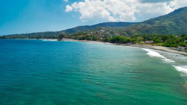Lombok, Endonezya 'daki Batu Bolong Tapınağı' nın hava görüntüsü.
