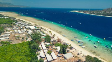 Güneşli bir günde, Endonezya 'nın Gili Meno kıyı şeridinin inanılmaz hava manzarası.
