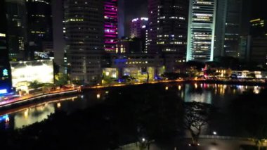Singapur - 19 Ağustos 2023: Boat Quay 'ın havadan görünüşü ve Cavenagh Köprüsü' nden şehir silüeti.