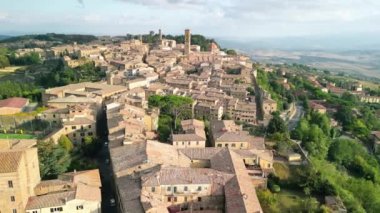 Ortaçağ 'ın Toskana şehri Volterra' nın havadan görünüşü.
