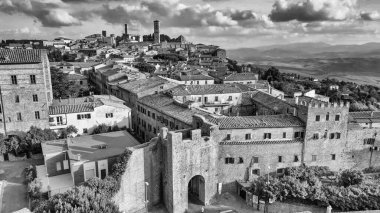 İtalya 'nın Toskana kentindeki bir ortaçağ şehri olan Volterra' nın havadan görünüşü
