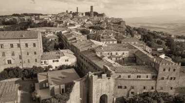 İtalya 'nın Toskana kentindeki bir ortaçağ şehri olan Volterra' nın havadan görünüşü