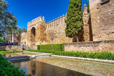 Cordoba, İspanya - 11 Nisan 2023: Antik şehir duvarları boyunca turistler.
