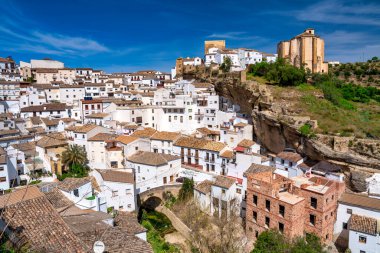 Setenil de las Bodegas. Tipik Endülüs köyü. Beyaz evleri ve Rio Trejo 'nun tepesinde kayalara inşa edilmiş evleri var..