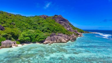 La Digue, Seyşeller Adaları 'ndaki Anse Kaynak Argent Sahili' nin hava görüntüsü - Afrika.