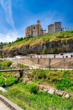 Setenil de las Bodegas. Tipik Endülüs köyü. Beyaz evleri ve Rio Trejo 'nun tepesinde kayalara inşa edilmiş evleri var..