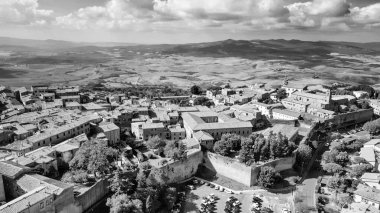 İtalya 'nın Toskana kentindeki bir ortaçağ şehri olan Volterra' nın havadan görünüşü