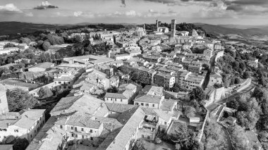 İtalya 'nın Toskana kentindeki bir ortaçağ şehri olan Volterra' nın havadan görünüşü