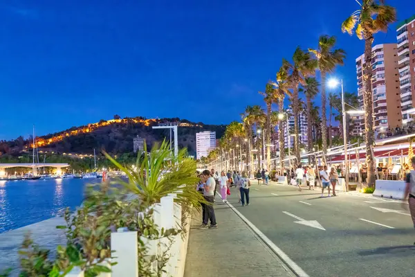 Malaga Spanya Nisan 2023 Turistler Gece Liman Boyunca Yürüyorlar — Stok fotoğraf