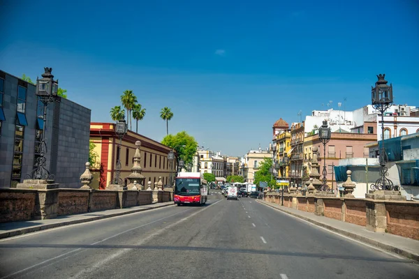 Sevilha Espanha Abril 2023 Trânsito Urbano Uma Estrada Grande — Fotografia de Stock