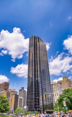 New York - Haziran 2013: Güneşli bir günde şehir sokakları ve binalar.